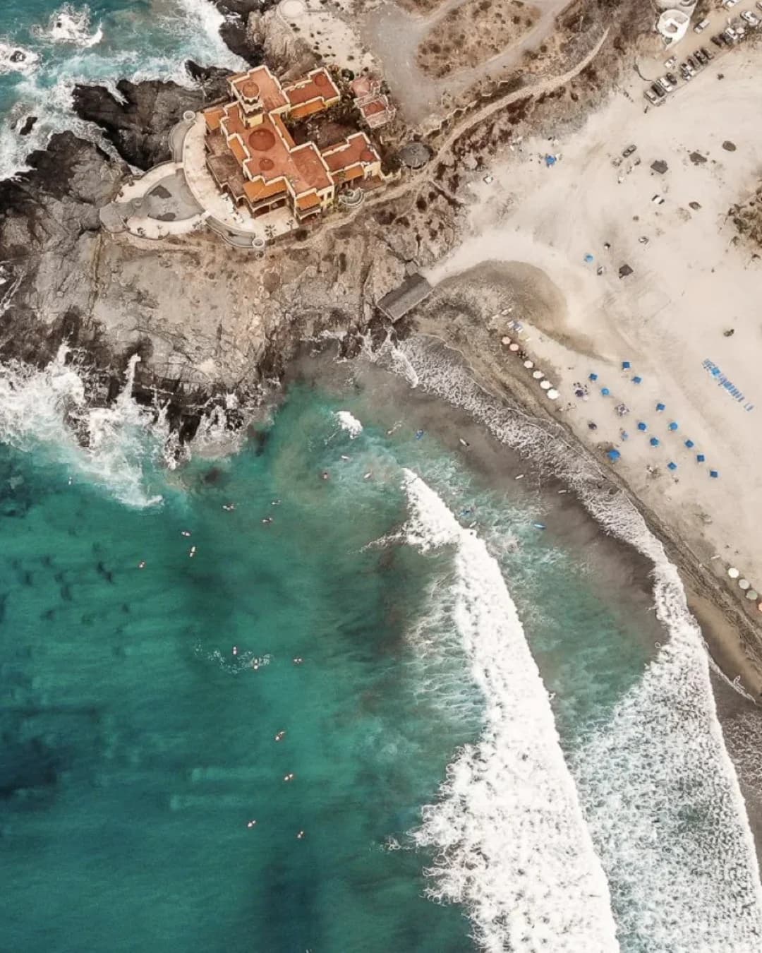 Playa Cerritos en Mazatlán con arena dorada y olas del Pacífico