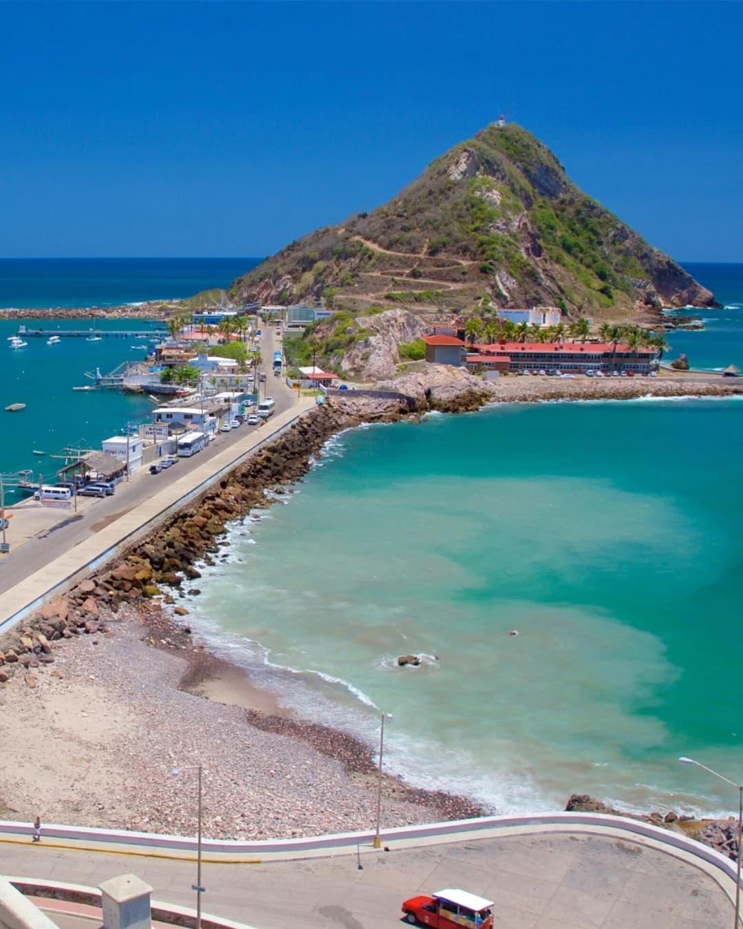 Faro Mazatlán sobre el Cerro del Crestón con vista al Pacífico